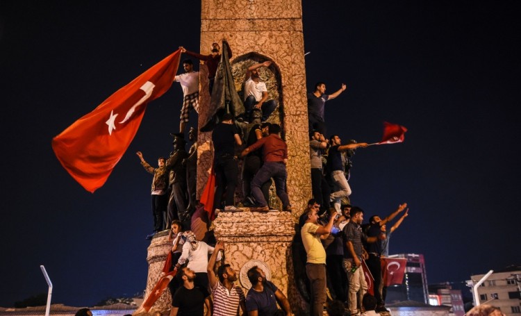 Сторонники Эрдогана в центре Стамбула после подавления путча. Фото: AFP / Scanpix