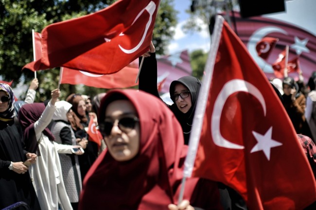 Сторонники Эрдогана размахивают национальными флагами. Фото: AFP / Scanpix
