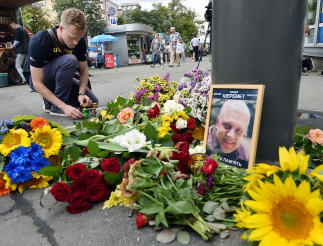 Цветы и свечи на месте убийства Павла Шеремета. Фото AFP/Scanpix