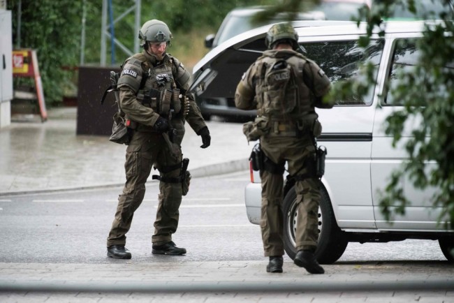 Полицейский спецназ у здания торгового центра. Фото AFP/Scanpix