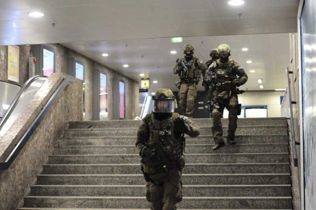 Полицейский спецназ спускается в метро рядом с торговым центром. Фото AFP/Scanpix