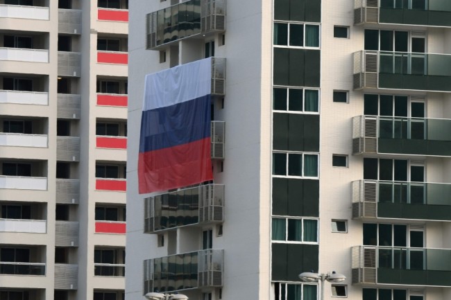 Российский флаг на одном из зданий для спортсменов. Фото: AFP / Scanpix