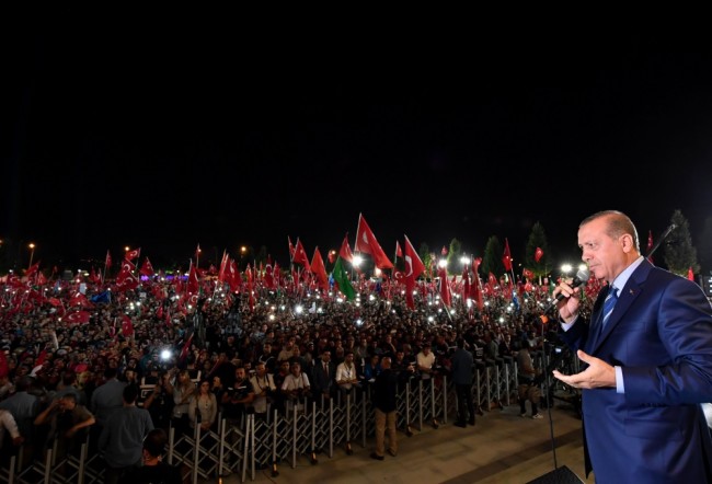 Эрдоган на митинге в ночь на 11 августа. Фото: AFP / Scanpix
