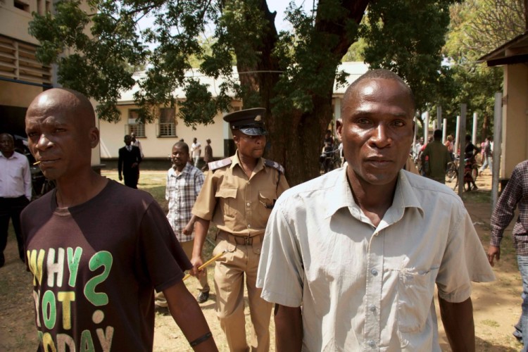 Осужденный за секс с несовершеннолетними Эрик Анива (справа) в городе Нсандже. Фото: AFP / Scanpix