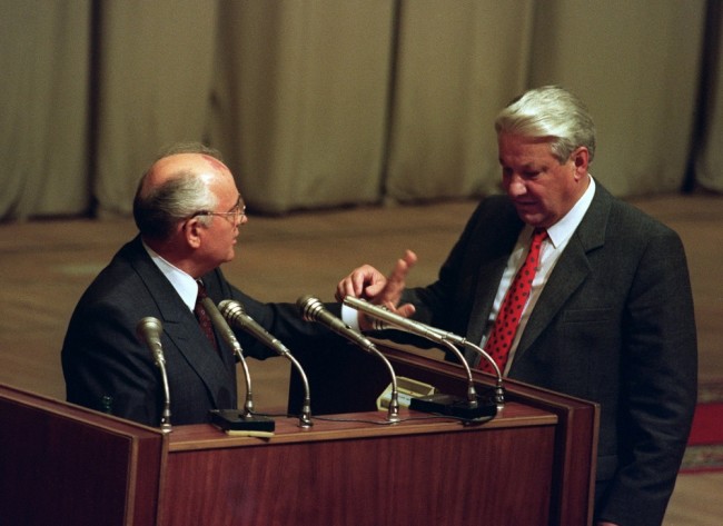 Михаил Горбачев и Борис Ельцин 23 августа 1991 года. Фото: AFP / Scanpix