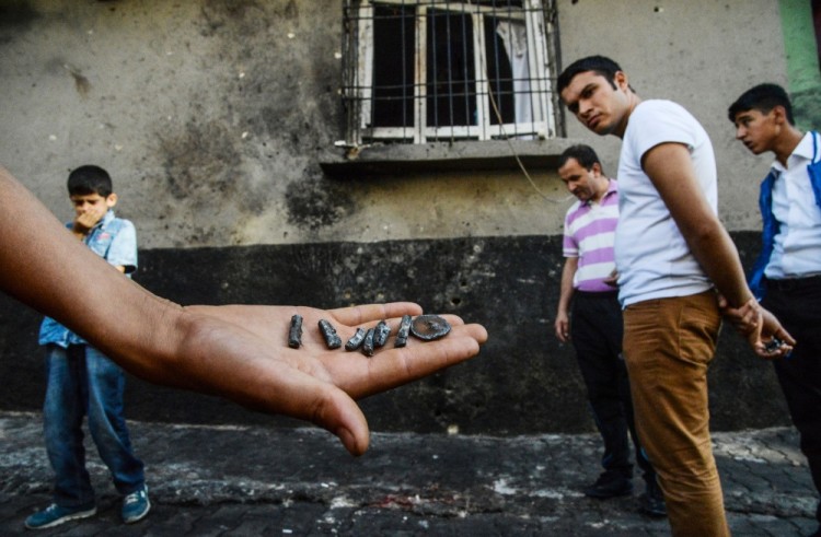 Фрагменты взрывного устройства, приведенного в действие смертником-террористом. Фото AFP PHOTO / Scanpix