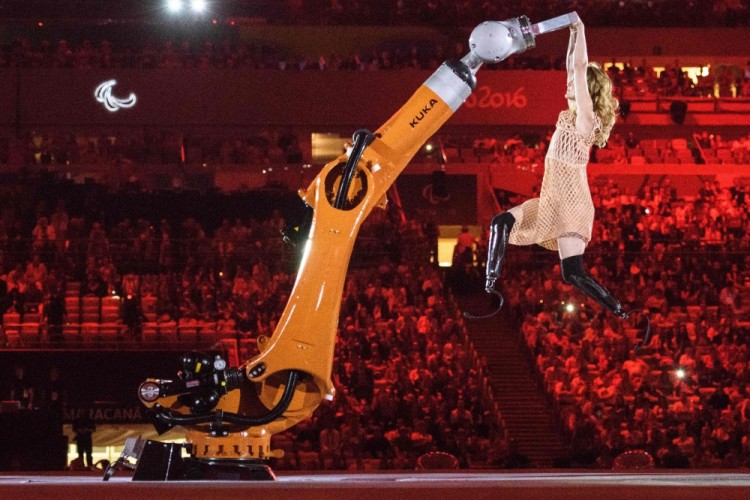В числе приготовленных для зрителей сюрпризов — танец с роботом американской пара-сноубордистки Эми Пёрди. Фото: AFP / Scanpix