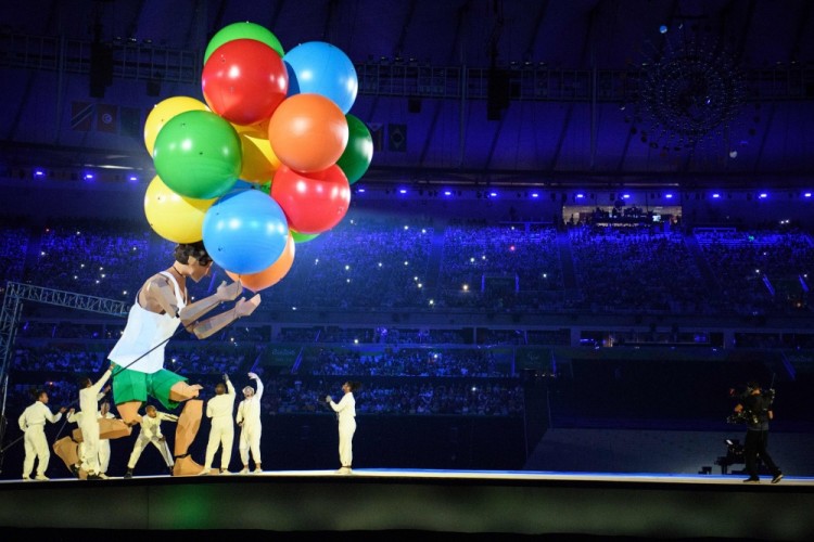 В церемонии даже участвовала огромная кукла с воздушными шарами. Правда, в небо ее все-таки решили не поднимать — в противоположность советскому Мишке. Фото: AFP / Scanpix