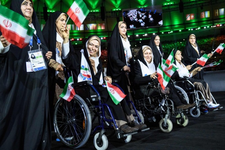 Или от одетых в соотвествии с религиозными предписаниями жителей Ирана. Фото: AFP / Scanpix