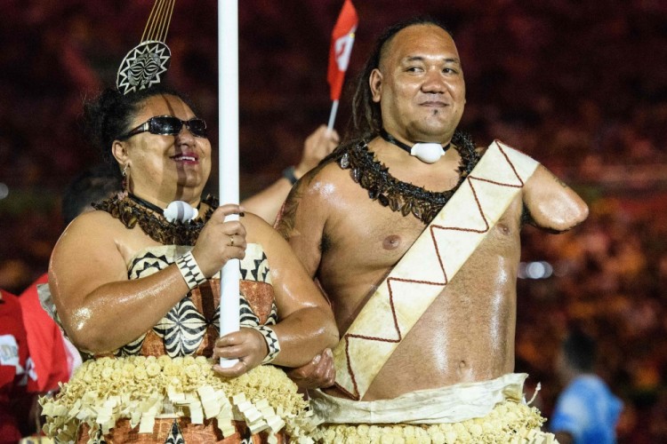 ...или атлетов из Тонга в экзотических нарядах. Фото: AFP / Scanpix