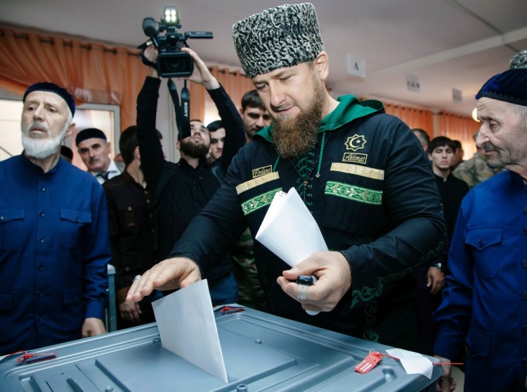 Рамзан Кадыров голосует. Фото AFP/Scanpix