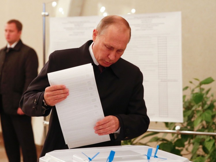 Владимир Путин проголосовал на участке РАН. Фото AFP/Scanpix
