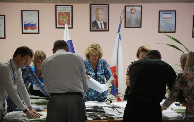Владимир Путин следил за подсчетом голосов с портрета. Фото: AFP / Scanpix