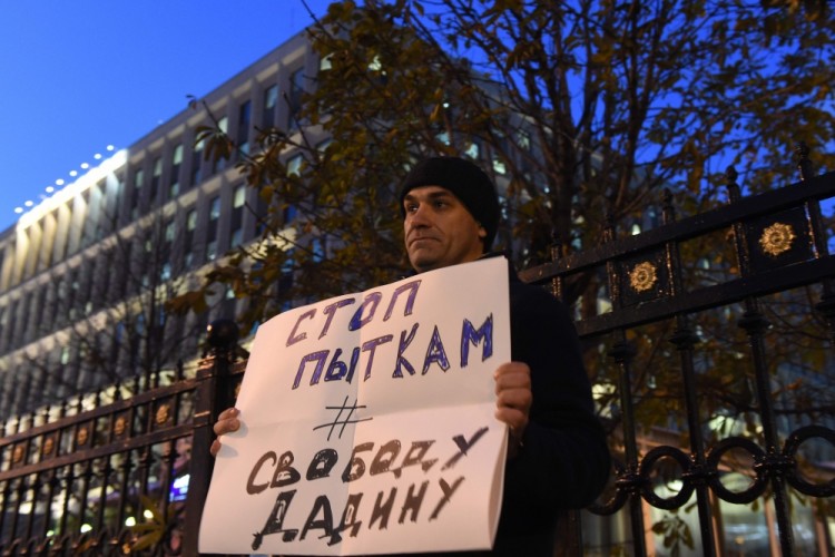 Пикет в поддержку Дадина у здания ФСИН в Москве. Фото: AFP / Scanpix