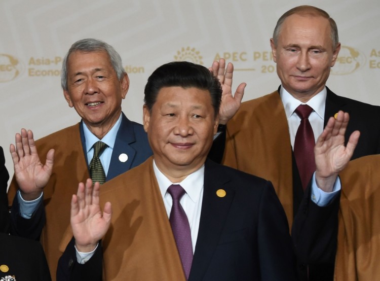 Министр иностранных дел Филиппин Перфекто Ясай, китайский лидер Си Цзиньпин и президент РФ Владимир Путин на традиционной «семейной фотографии». Фото: AFP / Scanpix