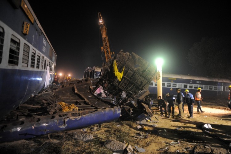 Rescue workers search for survivors in the wreckage of a derailed train near Pukhrayan in Kanpur district on November 20, 2016. Emergency workers raced to find any more survivors in the mangled wreckage of an Indian train that derailed on November 20, killing at least 120 people, in the worst disaster to hit the country's ageing rail network in recent years. Shocked passengers recalled being jolted out of their early morning slumber by a violent thud as 14 carriages leapt from the tracks in a remote area near Kanpur city in Uttar Pradesh state.   / AFP PHOTO / SANJAY KANOJIA