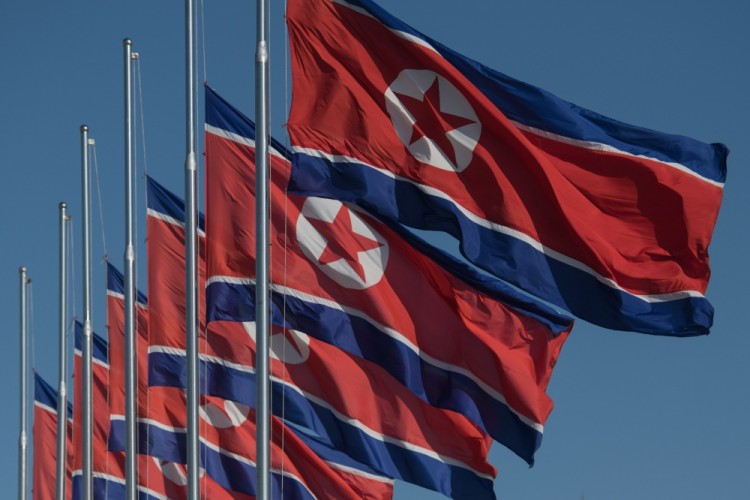 В столице Северной Кореи, Пхеньяне, приспустили флаги в память о Фиделе Кастро.  AFP PHOTO / Scanpix