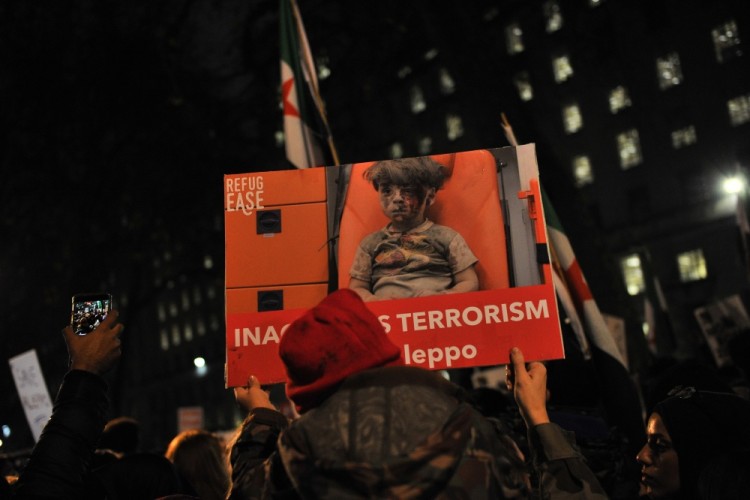 Лондонцы, собравшиеся у правительственной Даунинг-стрит, также упрекали международное сообщество в бездействии. Фото: AFP / Scanpix