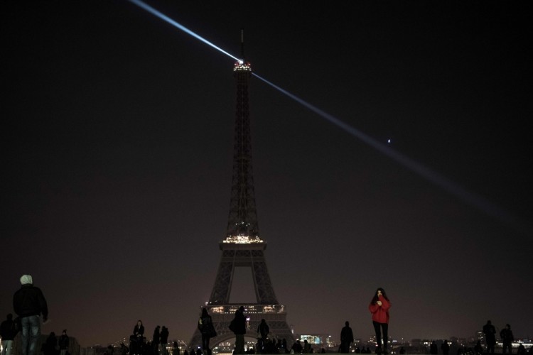 В знак солидарности погас свет и на Эйфелевой башне. Фото: AFP / Scanpix