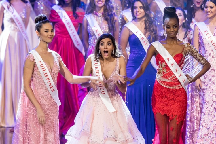 TOPSHOT - Miss Puerto Rico Stephanie Del Valle (C) reacts after winning in the Grand Final of the Miss World 2016 pageant at the MGM National Harbor December 18, 2016 in Oxon Hill, Maryland.   / AFP PHOTO / ZACH GIBSON