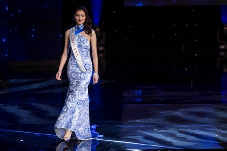 Miss China Jing Kong is pictured during the Grand Final of the Miss World 2016 pageant at the MGM National Harbor December 18, 2016 in Oxon Hill, Maryland.   / AFP PHOTO / ZACH GIBSON