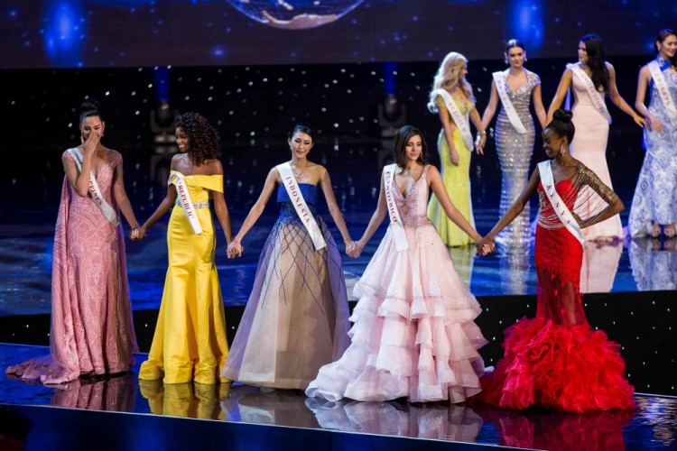 (L-R): Finalists Miss Philippines Catriona Elisa Gray; Miss Dominican Republic Yaritza Miguelina Reyes Ramirez; Miss Indonesia Natasha Mannuela; Miss Puerto Rico Stephanie Del Valle; and Miss Kenya Evelyn Njambi Thungu are pictured on stage during the Grand Final of the Miss World 2016 pageant at the MGM National Harbor December 18, 2016 in Oxon Hill, Maryland.   / AFP PHOTO / ZACH GIBSON