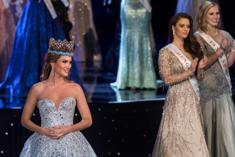Miss World 2015 Mireia Lalaguna of Spain (L) is pictured before presenting Miss World 2016 Stephanie Del Valle of Puerto Rico with the Miss World crown during the Grand Final of the Miss World 2016 pageant at the MGM National Harbor December 18, 2016 in Oxon Hill, Maryland.   / AFP PHOTO / ZACH GIBSON