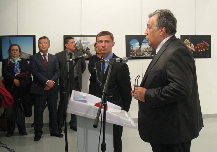 Посол России в Турции Андрей Карлов выступает с речью на открытии выставки за несколько минут до покушения. Фото AFP/Scanpix
