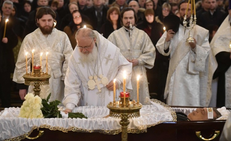 Russian Orthodox Patriarch Kirill lays flowers at the body of killed Russian ambassador to Turkey, Andrei Karlov, during the funeral ceremony at the Christ the Savior Cathedral in Moscow on December 22, 2016. President Vladimir Putin on December 22, 2016 bade farewell to Andrei Karlov at a packed memorial ceremony in Moscow for the diplomat who was assassinated in Turkey by an off-duty policeman. / AFP PHOTO / Alexander NEMENOV
