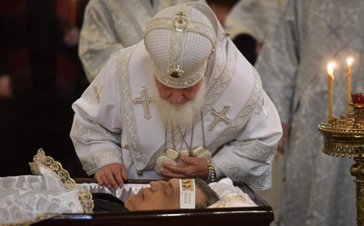 Russian Orthodox Patriarch Kirill pays his respects to killed Russian ambassador to Turkey, Andrei Karlov, during the funeral ceremony at the Christ the Savior Cathedral in Moscow on December 22, 2016. President Vladimir Putin on December 22, 2016 bade farewell to Andrei Karlov at a packed memorial ceremony in Moscow for the diplomat who was assassinated in Turkey by an off-duty policeman. / AFP PHOTO / Alexander NEMENOV