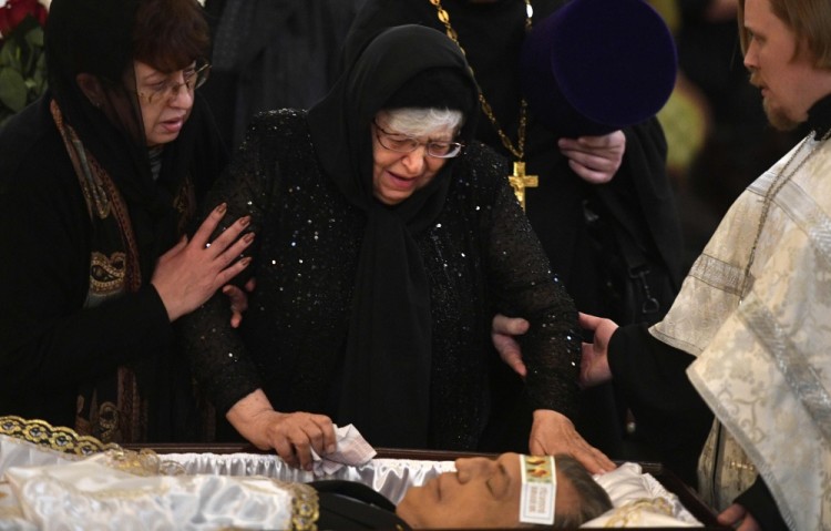 Maria (C), mother of slained Russian ambassador to Turkey Andrei Karlov, cries at his body during the funeral ceremony at the Christ the Savior Cathedral in Moscow on December 22, 2016. President Vladimir Putin on December 22, 2016 bade farewell to Andrei Karlov at a packed memorial ceremony in Moscow for the diplomat who was assassinated in Turkey by an off-duty policeman. / AFP PHOTO / Alexander NEMENOV