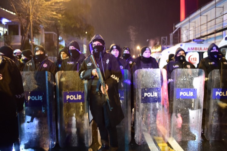 Силы турецкой полиции особого назначения у здания клуба Reina. Фото AFP/Scanpix