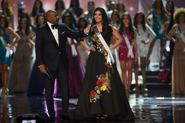 Miss Universe candidate Andrea Tovar of Colombia (R) answers a question from pageant host Steve Harvey of the US (L) during the finals of the Miss Universe pageant at the Mall of Asia Arena in Manila on January 30, 2017. Miss France was crowned Miss Universe on January 30 in a glitzy spectacle free of last year's dramatic mix-up but with a dash of political controversy as finalists touched on migration and other hot-button global issues. / AFP PHOTO / TED ALJIBE