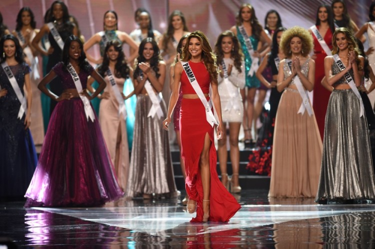 Miss Universe candidate Keity Drennan of Panama walks on stage during the finals of the Miss Universe at the Mall of Asia Arena in Manila on January 30, 2017. Miss France was crowned Miss Universe on January 30 in a glitzy spectacle free of last year's dramatic mix-up but with a dash of political controversy as finalists touched on migration and other hot-button global issues. / AFP PHOTO / TED ALJIBE