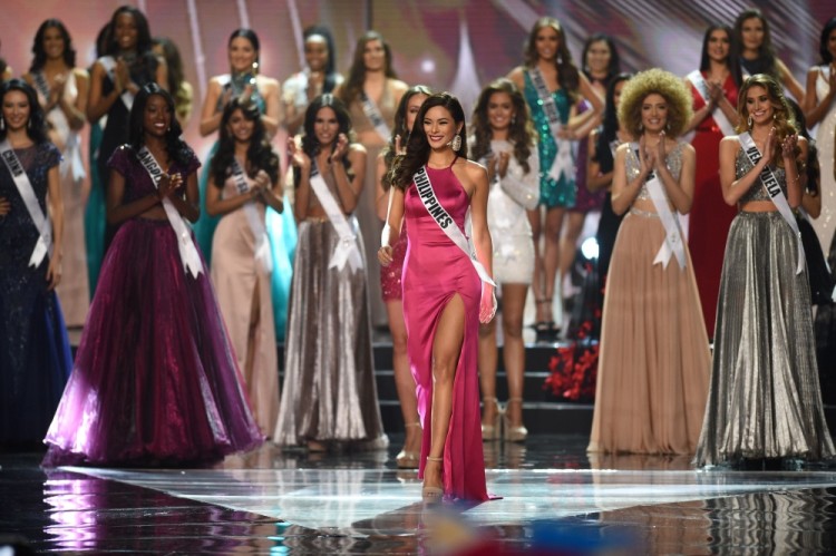 Miss Universe candidate Maxine Medina of the Philippines walks on stage during the finals of the Miss Universe at the Mall of Asia Arena in Manila on January 30, 2017. Miss France was crowned Miss Universe on January 30 in a glitzy spectacle free of last year's dramatic mix-up but with a dash of political controversy as finalists touched on migration and other hot-button global issues. / AFP PHOTO / TED ALJIBE