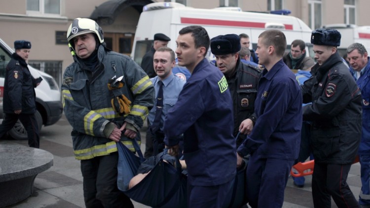 Эвакуация пострадавшего в Петербурге. Фото AFP/Scanpix