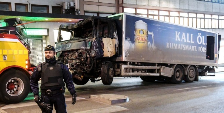 Грузовик, с помощью которого был совершен теракт в Стокгольме. Фото AFP/Scanpix