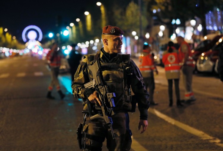 TOPSHOT - A French soldier patrols on the Champs Elysees in Paris after a shooting on April 20, 2017. One police officer was killed and another wounded today in a shooting on Paris's Champs Elysees, police said just days ahead of France's presidential election. France's interior ministry said the attacker was killed in the incident on the world famous boulevard that is popular with tourists.  / AFP PHOTO / THOMAS SAMSON