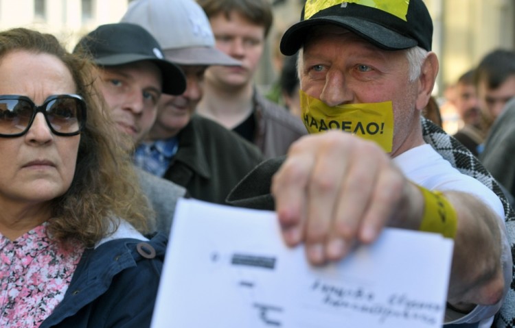 Участник акции «Надоел» в Москве. Фото AFP/Scanpix