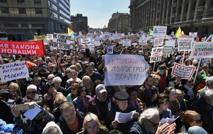 Demonstrators march during a protest in Moscow on May 14, 2017, against the city's controversial plan to knock down Soviet-era apartment blocks and redevelop the old neighbourhoods. The unprecedented measure announced in February by Moscow mayor Sergei Sobyanin has led to an outcry as many residents say the programme is a ploy to funnel state funds into construction companies while moving them to housing with lower market value.  / AFP PHOTO / Alexander NEMENOV