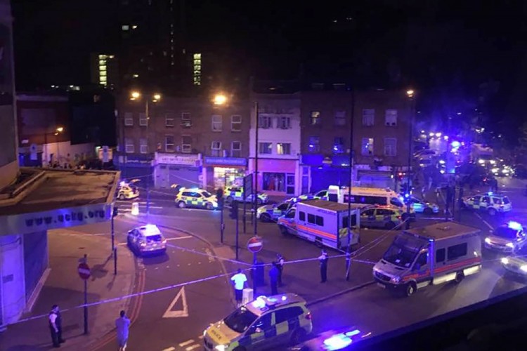 This general view shows police vehicles at the scene early on June 19, 2017, after a vehicle hit pedestrians in north London. One man was killed and eight people hospitalised when a van ran into pedestrians near a mosque in north London in an incident that is being investigated by counter-terrorism officers, police said on June 19. / AFP PHOTO / Chloe Jihyeon LEE