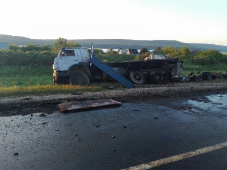 Опрокинувшийся грузовик на месте ДТП в Татарстане. Фото МЧС России/AFP/Scanpix