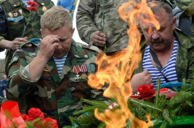 Russian airborne forces veterans pay tribute in front of the Eternal Flame monument in central Saint Petersburg on August 2, 2017, celebrating the Paratroopers' Day. / AFP PHOTO / Olga MALTSEVA