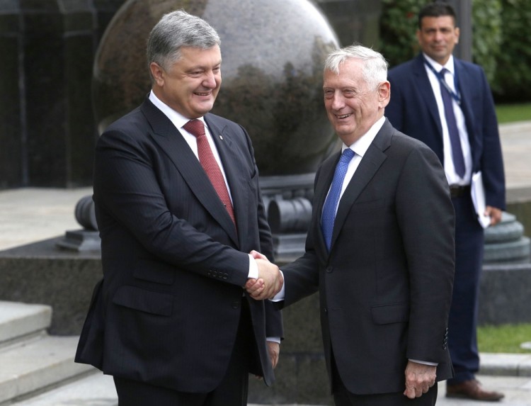 Ukrainian President Petro Poroshenko (L) shakes hands with US Secretary of Defense Jim Mattis before their meeting in Kiev on August 24, 2017.  Ukraine celebrates its Independence Day, 26 years after the country gained independence from the Soviet Union.  / AFP PHOTO / Anatolii STEPANOV