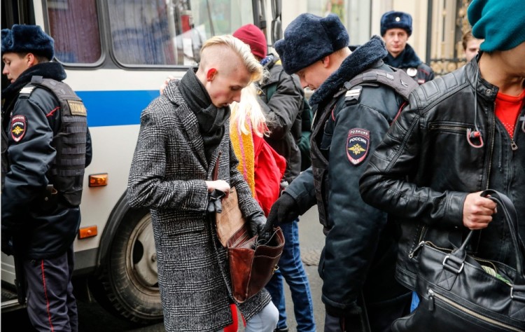 Задержание на Манежной площади в Москве 5 ноября. Фото AFP/Scanoix