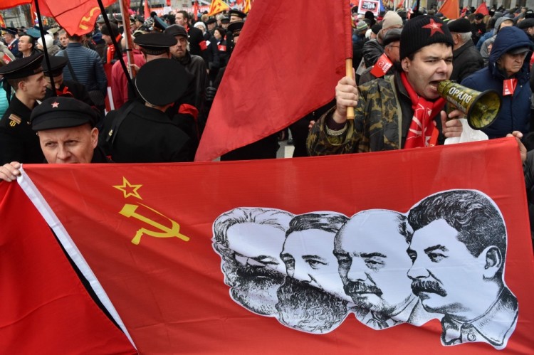 Demonstrators attend a rally marking the 100th anniversary of the 1917 Bolshevik Revolution in downtown Moscow on November 7, 2017. / AFP PHOTO / Vasily MAXIMOV