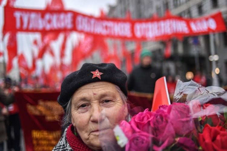 A Russian Communist supporter attends a rally marking the 100th anniversary of the 1917 Bolshevik Revolution in downtown Moscow on November 7, 2017. / AFP PHOTO / Kirill KUDRYAVTSEV