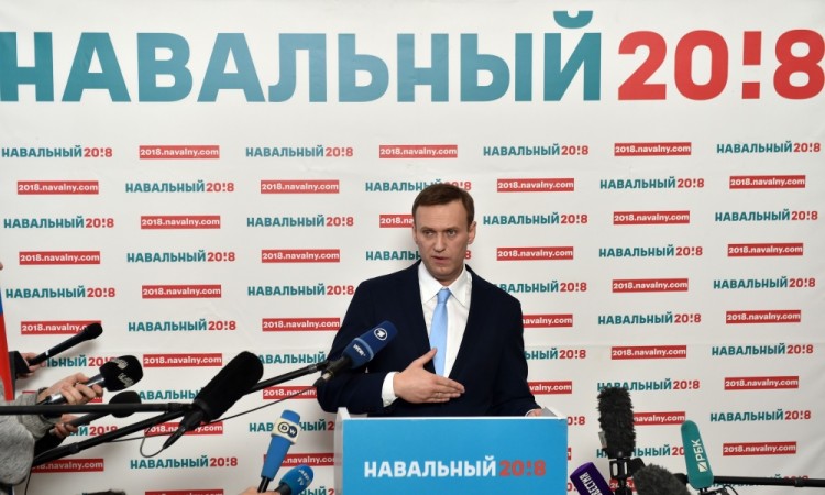 Russian opposition leader Alexey Navalny delivers a speech during a meeting with his supporters in Moscow on December 24, 2017. Alexei Navalny, seen as the only Russian opposition leader who stands a fighting chance of challenging strongman Vladimir Putin, seeks to get his name on the ballot for a March vote, with supporters gathering across Russia to endorse the move. / AFP PHOTO / Vasily MAXIMOV