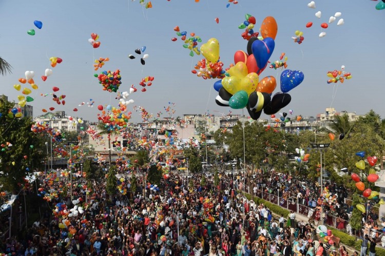 Indian Christians release balloons in the sky as they welcome 2018 in Ahmedabad on January 1, 2018. Thousands of Christians assembled at Methodist Church Maninagar after their prayers. / AFP PHOTO / SAM PANTHAKY
