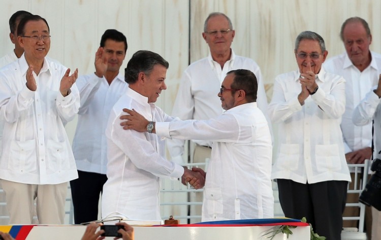 Сантос и лидер FARC Тимолеон Хименес на торжественной церемонии подписания соглашения о мире за неделю до отвергнувшего его референдума. Фото: AP / Scanpix